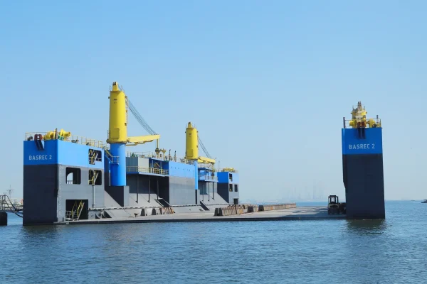 الحوض العائم ٢ (FLOATING DOCK 2) يمكن لأحواضنا العائمة استقبال السفن التي تصل حمولتها الساكنة إلى ٦٠٠٠ طن: بطول إجمالي ١٢٠.٠ مترًا × عرض ١٨.٦ مترًا بين الجدران الجانبية.