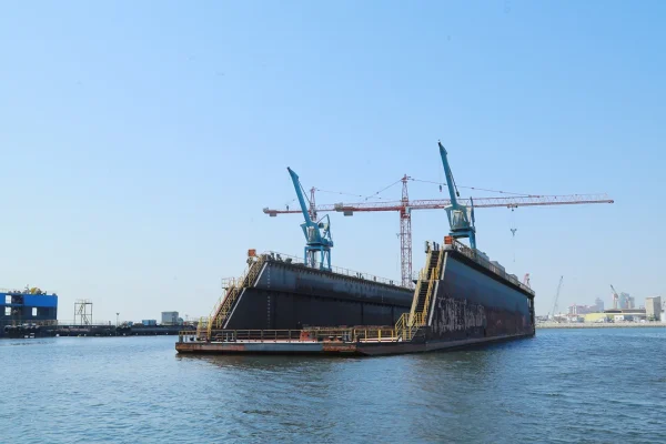الحوض العائم ١ (FLOATING DOCK 1) يمكن لأحواضنا العائمة استقبال السفن التي تصل حمولتها الساكنة إلى ٦٠٠٠ طن: بطول إجمالي ١٢٠.٠ مترًا × عرض ١٨.٦ مترًا بين الجدران الجانبية.