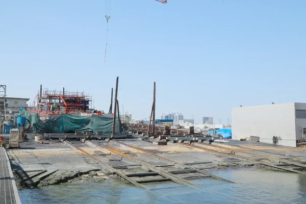 المزالق البحرية (Slipways) يضم حوض السفن منحدرين بطول ٧٩.٢٥ مترًا لاستيعاب السفن التي يصل وزنها إلى ١٠٠٠ طن، وبغاطس يصل إلى ٤.٨٨ متر.